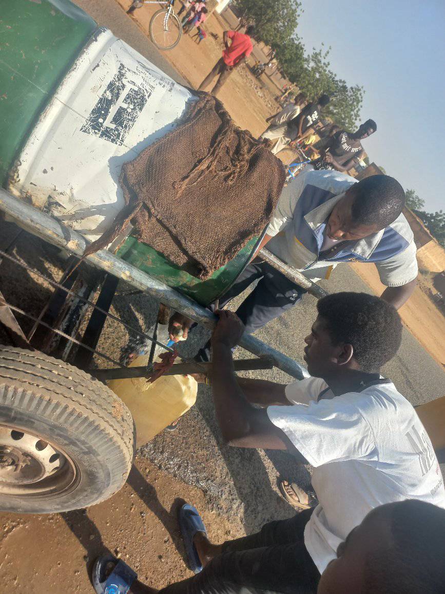 2312xx OMDURMAN Young volunteers in El Abbasiya neighbourhood are distributing water to the houses Photo FB page of the El Abbasiya Tigers)