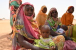 Sudanese refugees walk 20km for aid in eastern Chad