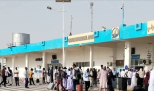 مسافرون إلى دبي بعد إلغاء رحلتهم فجر اليوم