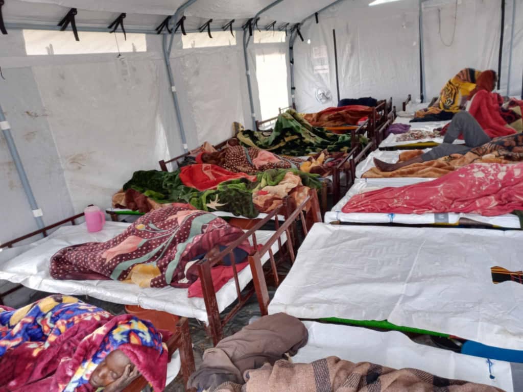مصابون بالكوليرا في مركز العزل في قولو بجبل مرة في وسط دارفور