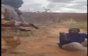 لقطة شاشة من مقطع فيديو يظهر قتل جندي في الدعم السريع لمواطن