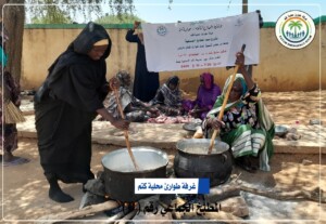 نساء يطبخن الأكل في مطبخ جماعي خيري لغرفة طوارئ محلية كتم بولاية شمال دارفور