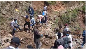 عمليات انتشال الجثث في منطقة ترسين في جبل مرة في دارفور