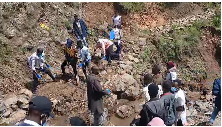 عمليات انتشال الجثث في منطقة ترسين في جبل مرة في دارفور