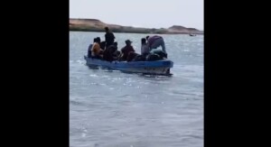 صور تظهر العباره قبيل غرقها
