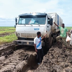 شاحنة تتبع لبرنامج الغذاء العالمي علقت خلال فصل الخريف-برنامج الغذاء العالمي