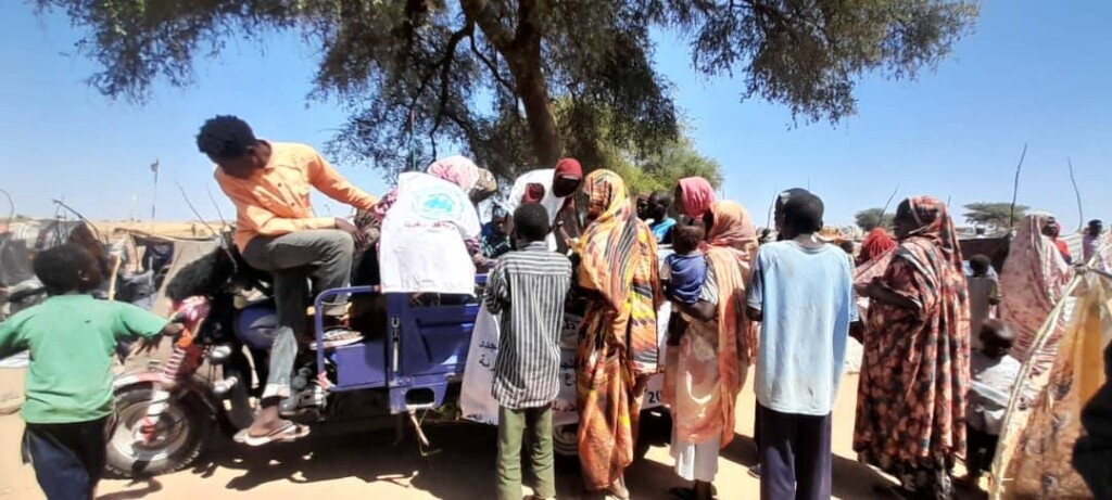 نازحون من الفاشر إلى طويلة يتلقون حصصا غذائية - غرفة طوارئ طويلة