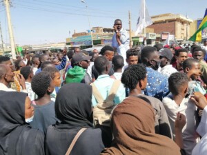 عضو لجان مقاومة القضارف أيمن الحريري خلال مخاطبته مظاهرات احتجاجية بالقضارف