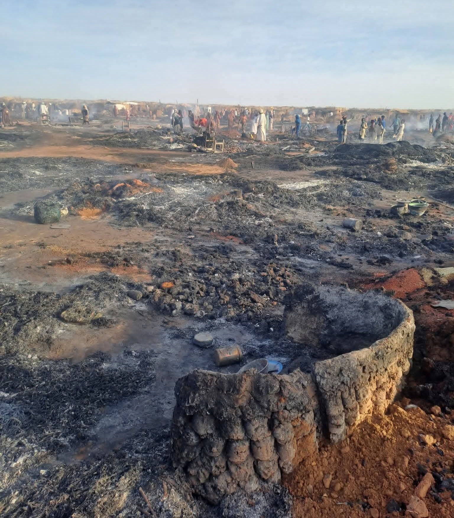 السودان – لقي طفل مصرعه في حريق هائل التهم مئات المنازل بمدينة طويلة بولاية شمال دارفور