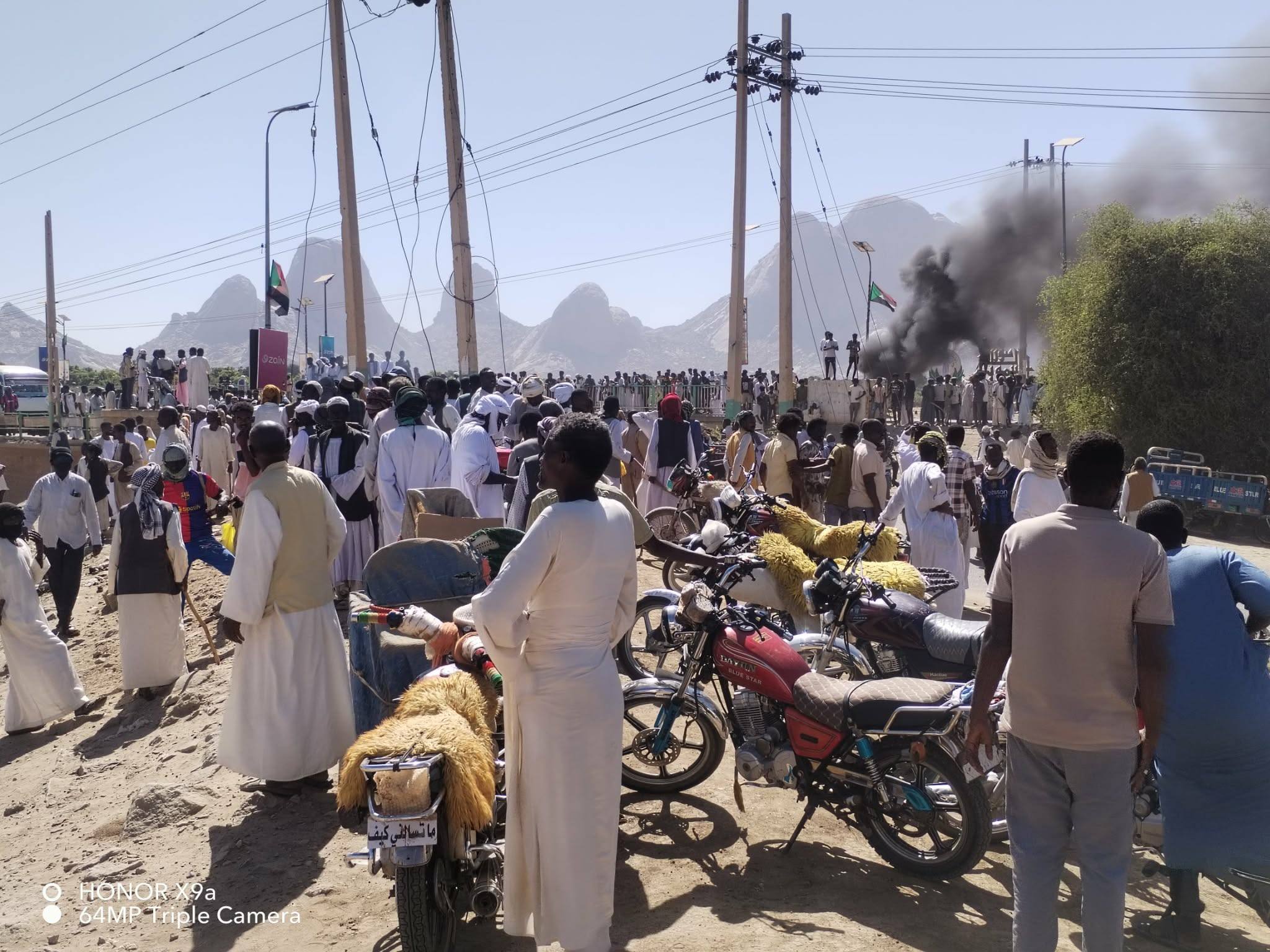 السودان – متظاهرون يغلقون جسر القاش بولاية كسلا لمدة أربع ساعات