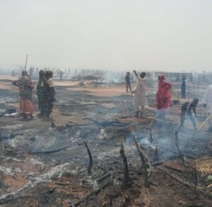 حريق في معسكر طويلة العمدة للنازحين بشمال دارفور - 21 مارس 2026-وسائل التواصل