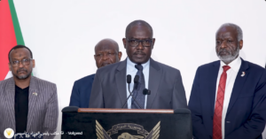 محمد حسن التعايشي رئيس وزراء حكومة تأسيس يدلي بتصريح صحفي عقب اجتماع لمجلس الوزراء في نيالا- 1 ابريل 2026- وسائل التواصل