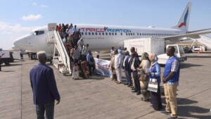 لاجئون عائدون من يوغندا إلى السودان بعد هبوط الطائرة التي تقلهم في مطار بورتسودان-مارس 2026- وكالة السودان للأنباء