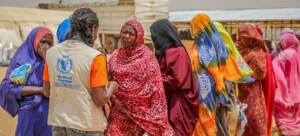 © WFP/Arete/Salamon Djek لاجئون سودانيون يصطفون لاستلام المساعدات الغذائية بعد أن خضعوا لاختبار بيومتري لتأكيد هويتهم في أدري، تشاد.