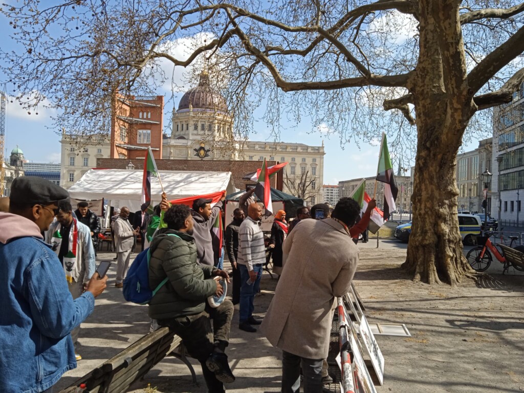 سودانيون مساندون للقوات المسلحة يتظاهرون أمام الخارجية الألمانية تنديدا بمؤتمر برلين-15 ابريل 2026- راديو دبنقا