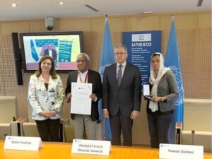 أثناء تسلم جائرة اليونسكو لحرية الصحافة التي فازت بها نقابة الصحفيين السودانيين يوم 4 مايو ويظهر في الصورة المدير العام لليونسكو خالد العناني ويتسلم الجائزة الصحفي حريكة