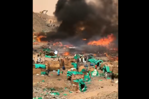مواطنون غاضبون يضرمون النار في معسكر للتعدين بالقرب من منطقة ارياب في البحر الأحمر-17 مايو 2026- وسائل التواصل