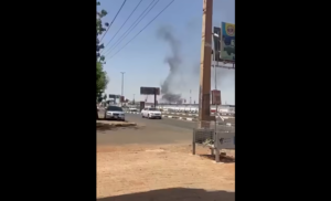 لقطة شاشة من مقطع فيديو يظهر تصاعد أعمدة الدخان من مطار الخرطوم بعد قصفه بطائرة مسيرة يوم 4 مايو 2026-وسائل التواصل