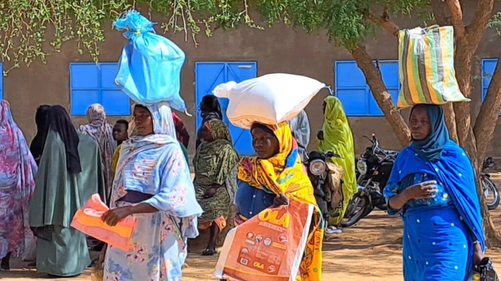 لاجئات سودانيات في معسكر قاقا يحملن مساعدات إنسانية جرى توزيعها في المعسكر-وسائل التواصل