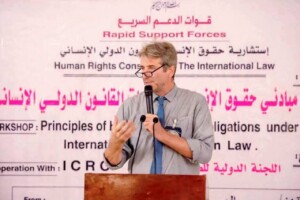 مسؤول بالصليب الأحمر في دارفور خلال مخاطبته ورشة تدريبية في نيالا - يوليو 2026- إعلام الدعم السريع