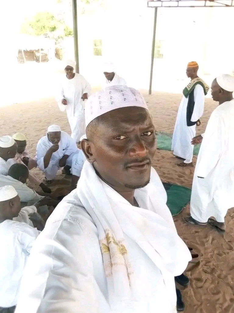 الصحفي عبدالرحمن محمد أبكر، - وسائل التواصل