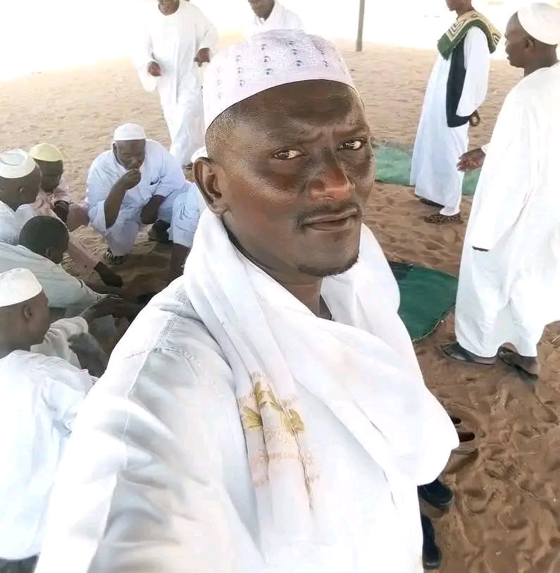 الصحفي عبدالرحمن محمد أبكر، - وسائل التواصل