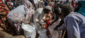 © UNDP/Giles Clarke تقوم الأمم المتحدة بتوزيع مساعدات غذائية على الناس في كسلا، السودان.