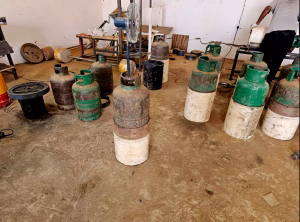 عبوات تُستخدم عادةً لتخزين الغاز المسال في مستودع يُشتبه في أنه تابع للقوات المسلحة السودانية. (حصلت عليها صحيفة واشنطن بوست)